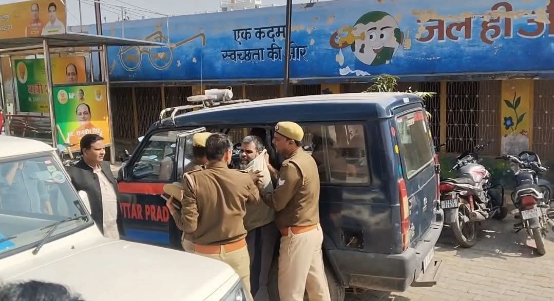 गुरुकुल की जमीन पर कब्जे का आरोप, कमिश्नर की जनसुनवाई में पहुंचे पीड़ित से पुलिस की धक्का-मुक्की