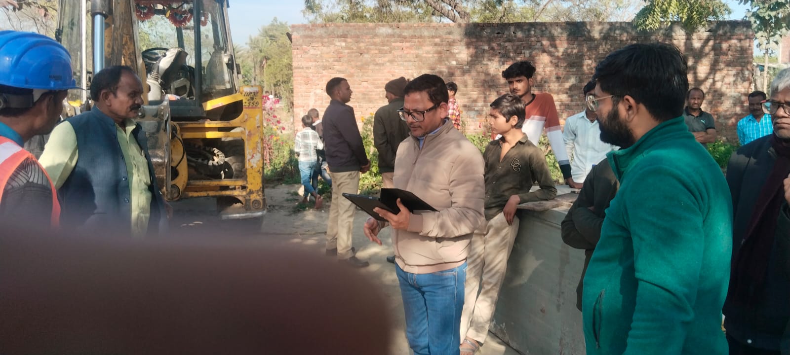 अभिषेक कुमार की अगुआई में राजस्व एवं पुलिस टीम के साथ जेसीबी से अतिक्रमण मुक्त कराया।