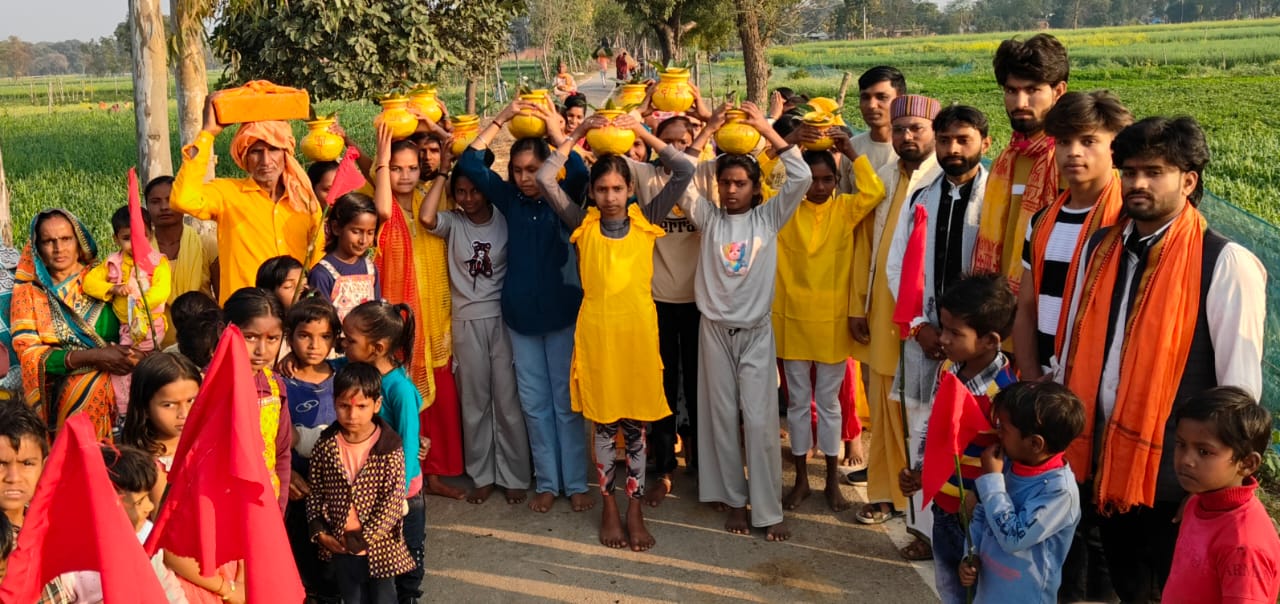 मसौली बाराबंकी। क्षेत्र के ग्राम गोड़वा ग्वारी में स्थित आदि शक्ति दुर्गा मंदिर पर शुरू हुई पांच दिवसीय श्रीराम कथा